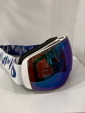 Oakley White Frame Ski Goggles with Blue-Purple Mirrored Lens